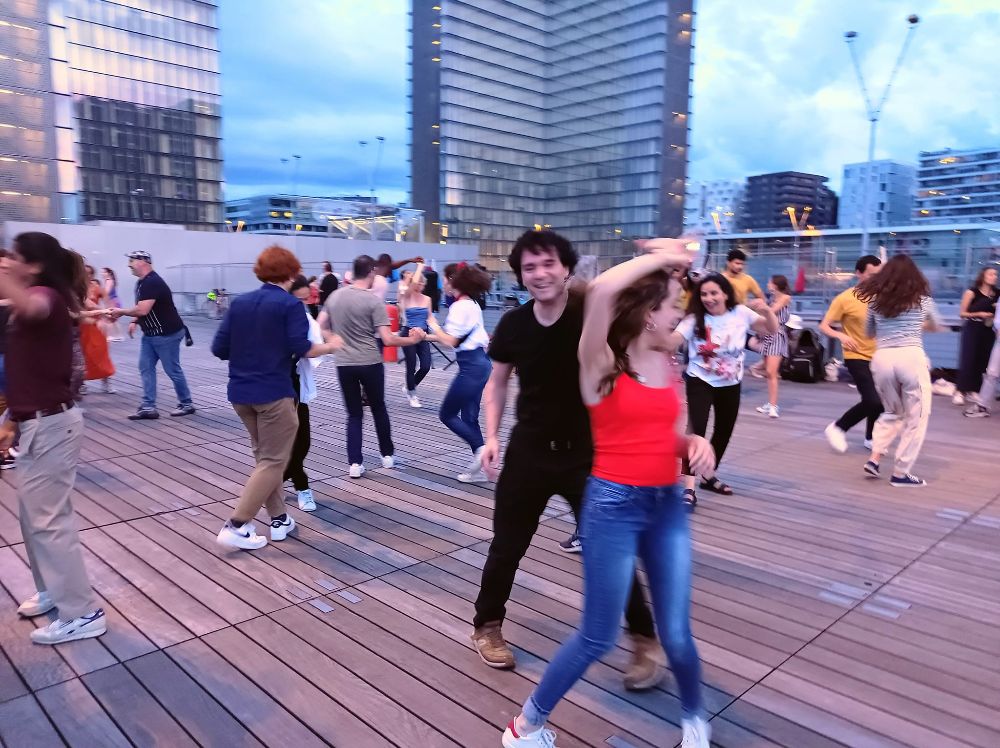 La salsa se danse partout. Ici sur le parvis de la Bibiothèque Nationale de France